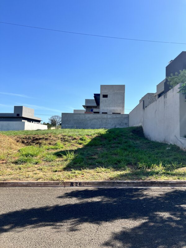 Terreno à venda - Condomínio Villa de Leon I